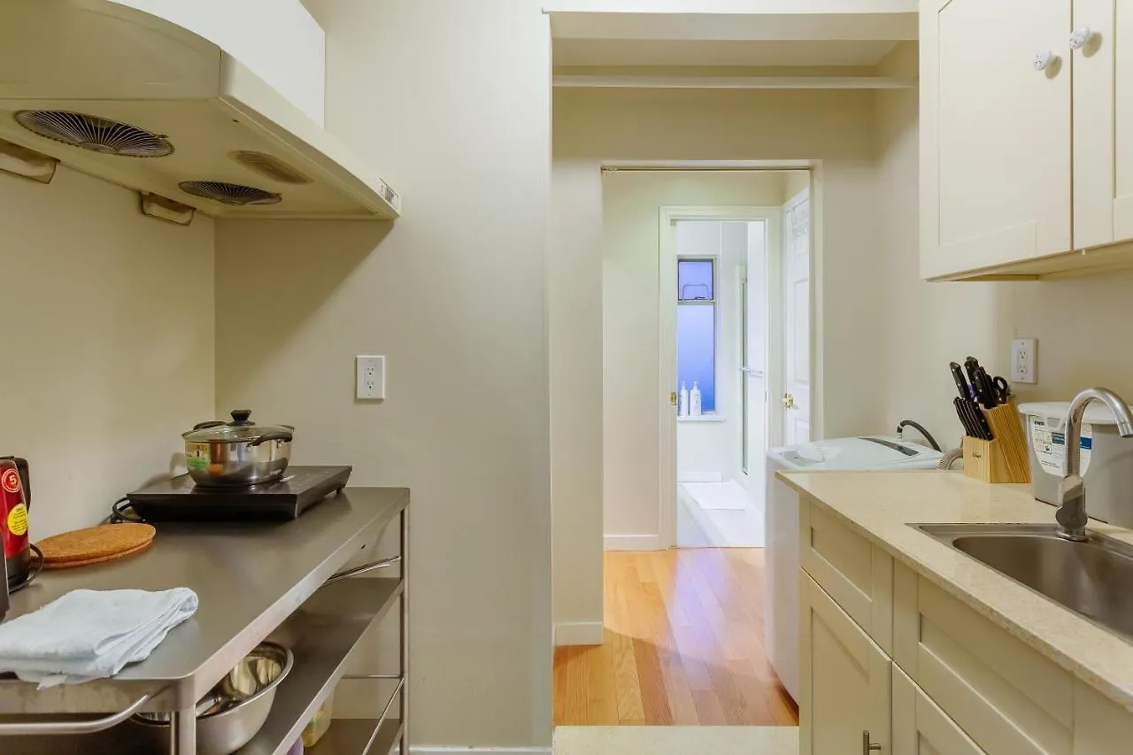 Convenient To Attractions & Close To Airport Vancouver Guest house